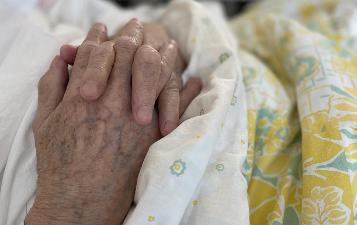 bolnik, zdravljenje, končanje življenja | Bolnik bo po zakonu začel postopek za uveljavitev pravice z napovedjo zahtevka pri zdravniku. Če bo tudi po drugem pogovoru z zdravnikom vztrajal pri svoji odločitvi, bo podal vlogo, ki jo bo zdravnik skupaj s svojim mnenjem o izpolnjevanju bolnikovih pogojev posredoval komisiji za pomoč pri prostovoljnem končanju življenja. | Foto Kaja Šoštarec / STA