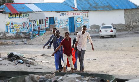 V napadu na somalijski plaži ubitih najmanj 32 ljudi