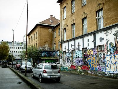 Sodišče znižalo zaporno kazen pajdašu posiljevalca iz Metelkove ulice