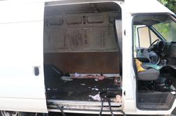 Na Tolminskem policisti lovili kombi z ilegalnimi prebežniki, voznik je na begu #foto