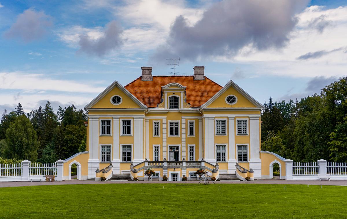 Dvorec Palmse | Nemški plemiči so vladali svojim kmečkim podložnikom Estoncem in Latvijcem okoli sedemsto let. Na zgodovinsko vlogo baltskega nemškega plemstva v Latviji in Estoniji opozarjajo številni podeželski dvorci, v katerih so nemški plemiči živeli razkošno življenje zemljiških gospodov. Na fotografiji: dvorec Palmse v Estoniji, ki je pripadal plemiški družini von der Pahlen. | Foto Guliverimage