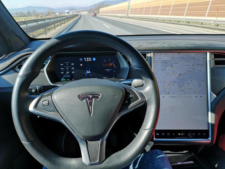 BMW je do zdaj skoraj vse testne kilometre avtomatizirane vožnje opravil v simulatorju, tekmeci, kot je Tesla, pa imajo že več kot milijardo prevoženih kilometrov z asistenčnimi sistemi Autopilot. Ta vsaj v Evropi sicer zahteva voznikov nadzor in opravlja le funkcijo asistenta, deluje pa vse bolj prepričljivo. | Foto: Gregor Pavšič