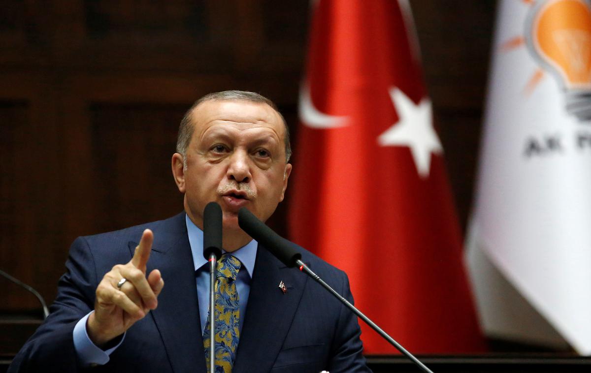 Erdogan | Turške oblasti so začele izvajati racije, katerih cilj je aretacija 200 pripadnikov turške vojske. Na fotografiji turški predsednik Erdogan. | Foto Reuters