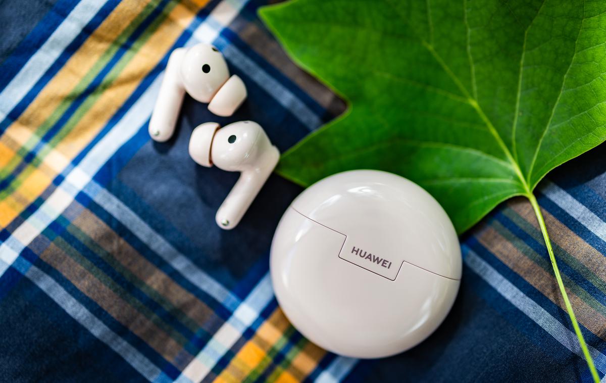 Huawei FreeBuds 7i | Nova, okrogla oblika polnilne škatlice se lepo prilega v dlan. | Foto Gaja Hanuna