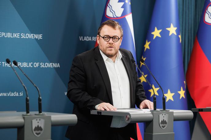 Simon Maljevac | Po ministrovih besedah centri "odločbe dnevno izdajajo, številka dnevno narašča, teh je ta trenutek že več deset". | Foto STA