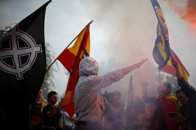 Proti neodvisni Kataloniji je tudi španska skrajna desnica. Na fotografiji: pripadniki španske skrajne desnice na shodu proti osamosvojitvi Katalonije. | Foto: Reuters