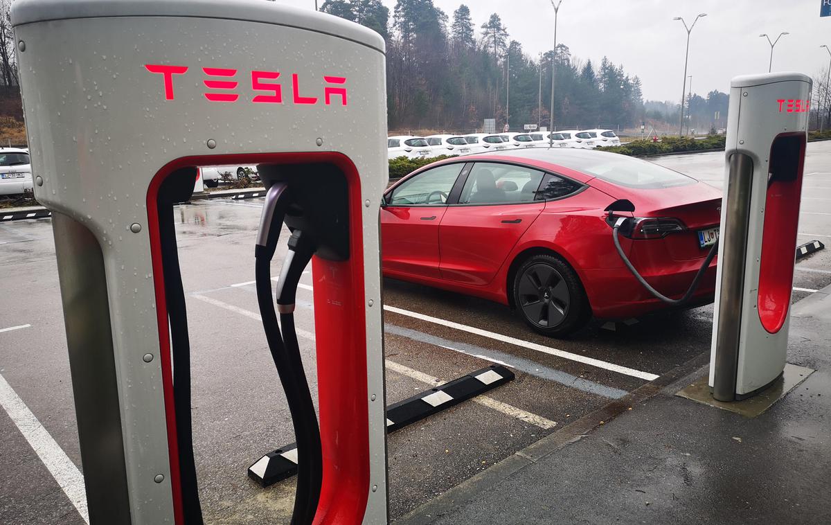 Tesla model 3 | Tesla ima za svoje voznike najbolj dovršeno uporabniško izkušnjo polnjenja. Vozniki polnijo prek načina "priključi in polni", torej brez vsakršne potrebne aktivacije polnilnice. Uporabniki avtomobilov drugih proizvajalcev bodo na izbranih lokacijah polnili prek Tesline aplikacije. | Foto Gregor Pavšič