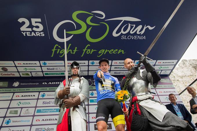 Tudi leta 2018 je bil cilj ene od etap na dirki Po Sloveniji na Celjskem gradu. Primož Roglič je bil takrat tretji, oblekel pa je modro majico najboljšega na gorskih cijih.  | Foto: Vid Ponikvar