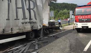 Kaos na avtocestah: trčenje tovornjakov, požar ... #foto #video