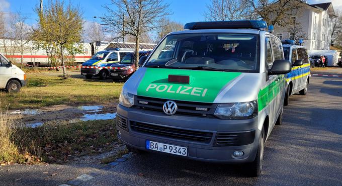 Tudi glede števila žrtev napada policija zaenkrat ni podala konkretnih številk, je pa bavarski Rdeči križ sporočil, da so njegovi člani na prizorišču oskrbeli tri huje ranjene in jih nato prepeljali v bolnišnico. Žrtve naj bi bili moški, stari 26, 39 in 60 let, poroča dpa. | Foto: Reuters
