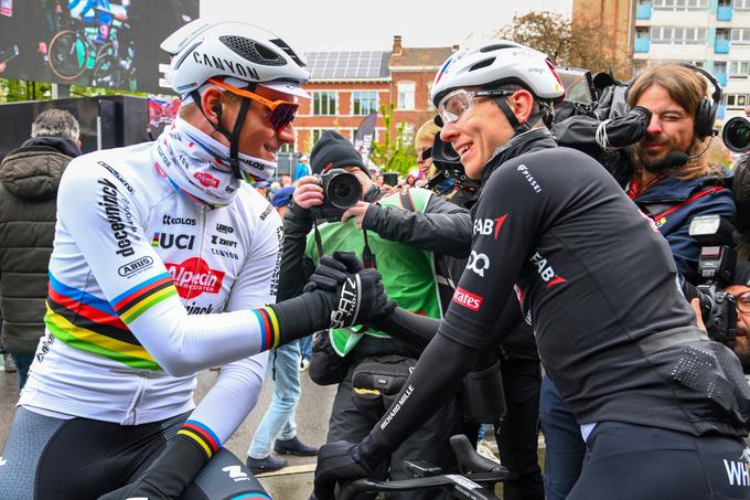 Mavrična majica se bo z ramen Mathieuja van der Poela preselila na Tadeja Pogačarja. | Foto: Guliverimage