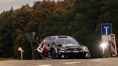 Sebastien Ogier zdrsnil s ceste in trčil v drevo #video