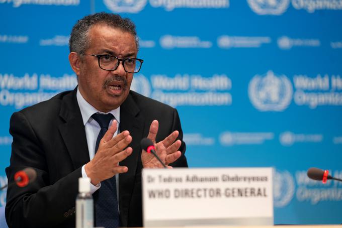 Svetovna zdravstvena organizacija (WHO), katere generalni tajnik je Etiopijec Tedros Adhanom Ghebreyesus, se v času pandemije ni ravno izkazala. Šele 27. januarja je WHO novi koronavirus razglasila za grožnjo svetovnemu zdravju, izredne razmere po vsem svetu pa je razglasila šele 30. januarja. Pandemijo je WHO razglasila šele 11. marca. Svetovna zdravstvena organizacija je dajala tudi različna stališča glede zaščitnih mask, generalni direktor Ghebreyesus pa je na začetku širjenja virusa po svetu celo grajal prepoved potovanj, češ da to ne more zaustaviti širjenja. | Foto: Reuters