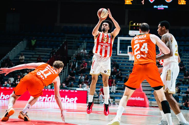 V prvem polčasu se Crveni zvezdi ni uspelo oddaljiti, Cedevita Olimpija je uprizorila pogumno predstavo. | Foto: Dragana Stjepanović/ABA