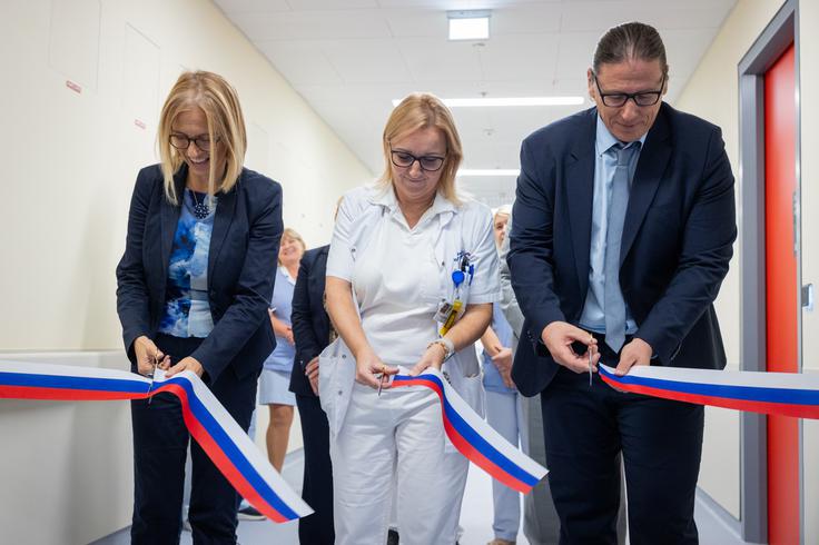 Prostore so odprli generalni direktor UKC Marko Jug, zdravstvena ministrica Valentina Prevolnik Rupel in vodja oddelka za urgentno anesteziološko dejavnost Anita Mrvar Brečko. | Foto: STA