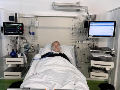Huda nesreča zmagovalke Angliruja: več zlomov obraznih kosti in zlom rame