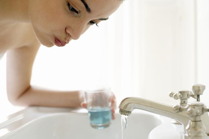Spiranje ust z ustno vodo ne more preprečiti okužbe z novim koronavirusom. | Foto: Getty Images