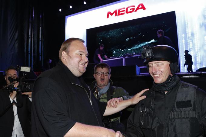 Dotcom s policistom na zabavi ob ustanovitvi spletnega portala Mega | Foto: Reuters