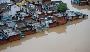 Monsunsko deževje terjalo več kot tisoč mrtvih