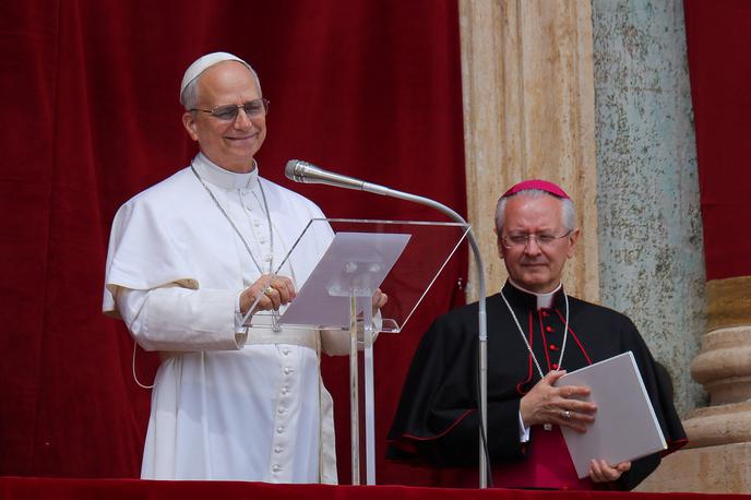 Papež Leon XIV. je imel prvi nagovor z osrednjega balkona bazilike svetega Petra. | Papež Leon XIV. je dejal, da ga dogodki v Gazi "globoko žalostijo", ter pozval k prekinitvi ognja v vojni med Izraelom in palestinskim islamističnim gibanjem Hamas. Pozval je tudi k pristnemu, pravičnemu in trajnemu miru v Ukrajini. | Foto Reuters