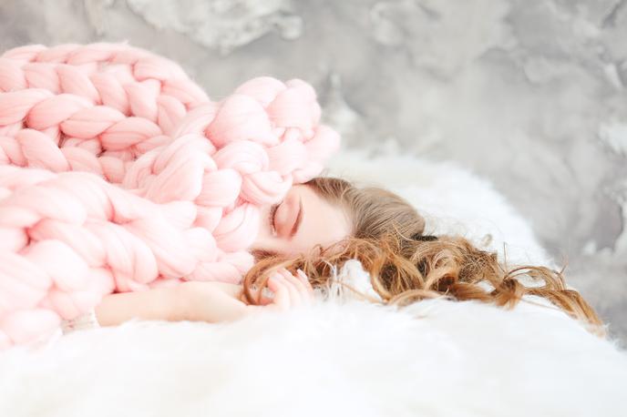 ženska spanje | Nekateri imajo pozimi težave z mirnim spancem.
