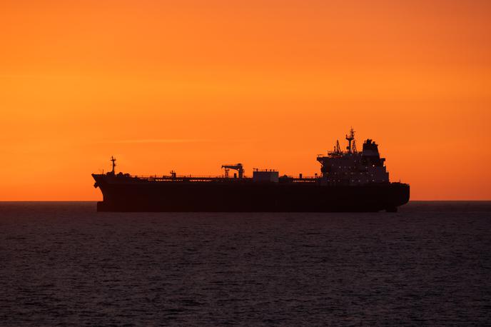 Tanker, ladja, plovilo | Ameriška mornarica se pripravlja, da bo spremljala ladje pri plovbi skozi Hormuško ožino, ključno potjo za svetovno oskrbo z nafto in plinom. | Foto Shutterstock