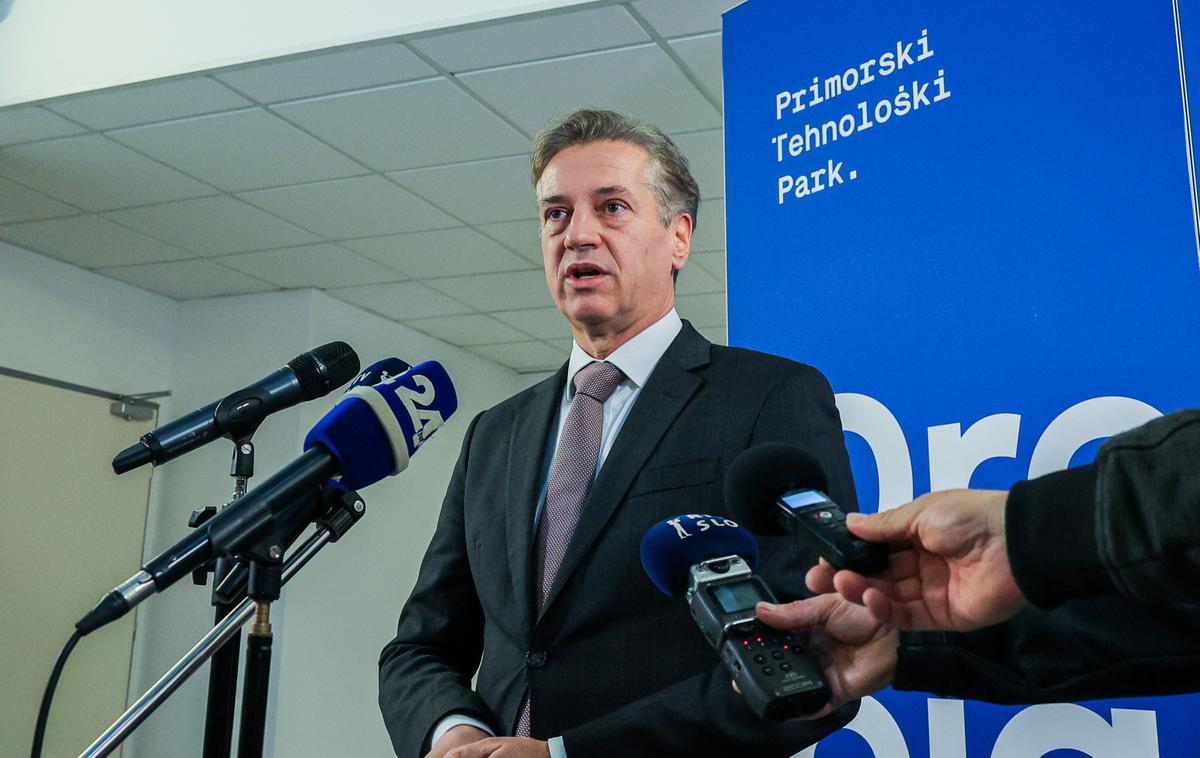 Robert Golob | "Namen razpisa je, da vsakomur omogočimo brezplačen dostop do vseh orodij umetne inteligence," je v izjavi ob robu obiska vlade v goriški regiji povedal Golob. | Foto STA