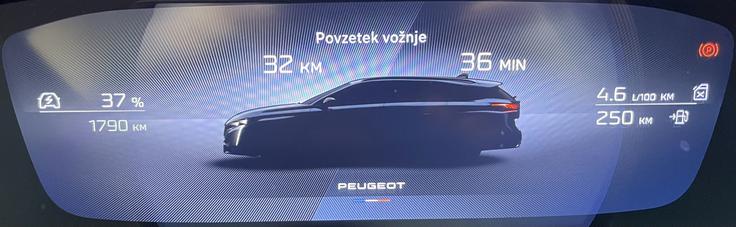 Kljub vgrajeni majhni bateriji, ki ne vpliva na prostornost kabine ali prtljažnika, zmore v določenih razmerah hibridni Peugeot 308 tudi do 50 odstotkov poti prevoziti na elektriko. | Foto: P AUTOMOBIL IMPORT D.O.O.
