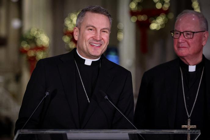 Ronald Hicks, Timothy Dolan | Ronald Hicks (na levi) se je rodil 4. avgusta 1967 v Chicagu. Julija 2018 je bil imenovan za pomožnega škofa v Chicagu, od septembra 2020 pa je bil škof škofije Joliet v zvezni državi Illinois. S papežem ima kar nekaj stičnih točk. Ob tem, da je služil v Chicagu, kjer se je rodil tudi papež, ju veže tudi solidarnost z migranti v nasprotju s Trumpovo politiko ničelne tolerance.  | Foto Reuters