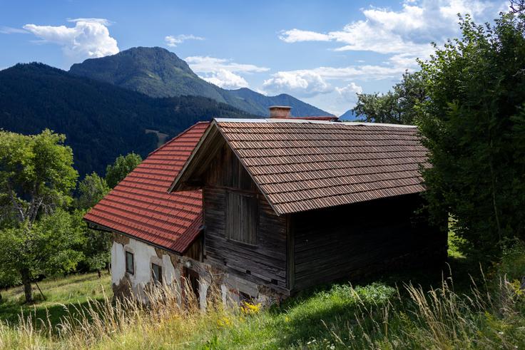 Kmetije so del kulturne krajine v gorniški vasi Luče. Pogled proti Rogatcu, ob pešpoti iz Luč na Raduho. | Foto: Matej Podgoršek