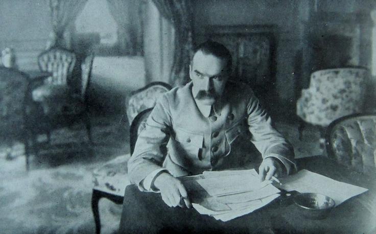 Maršal Jozef Pilsudski je svojo politično kariero začel kot socialist (bil je član Poljske socialistične stranke – PPS). Leta 1895 je postal vodja PPS in je zagovarjal zlitje socializma in poljskega nacionalizma. Leta 1914 se je umaknil iz strankarske politike in organiziral poljsko paravojaško skupino. Po prvi svetovni vojni je soustanovil obnovljeno poljsko državo, leta 1920 pa premagal Rdečo armado. Leta 1926 je organiziral vojaški državni udar, ki so ga med drugim podprli poljski socialisti in komunisti, in vodil Poljsko kot avtoritarno državo do svoje smrti leta 1935. Tudi po njegovi smrti je državo dejansko vodila vojska. | Foto: Guliverimage