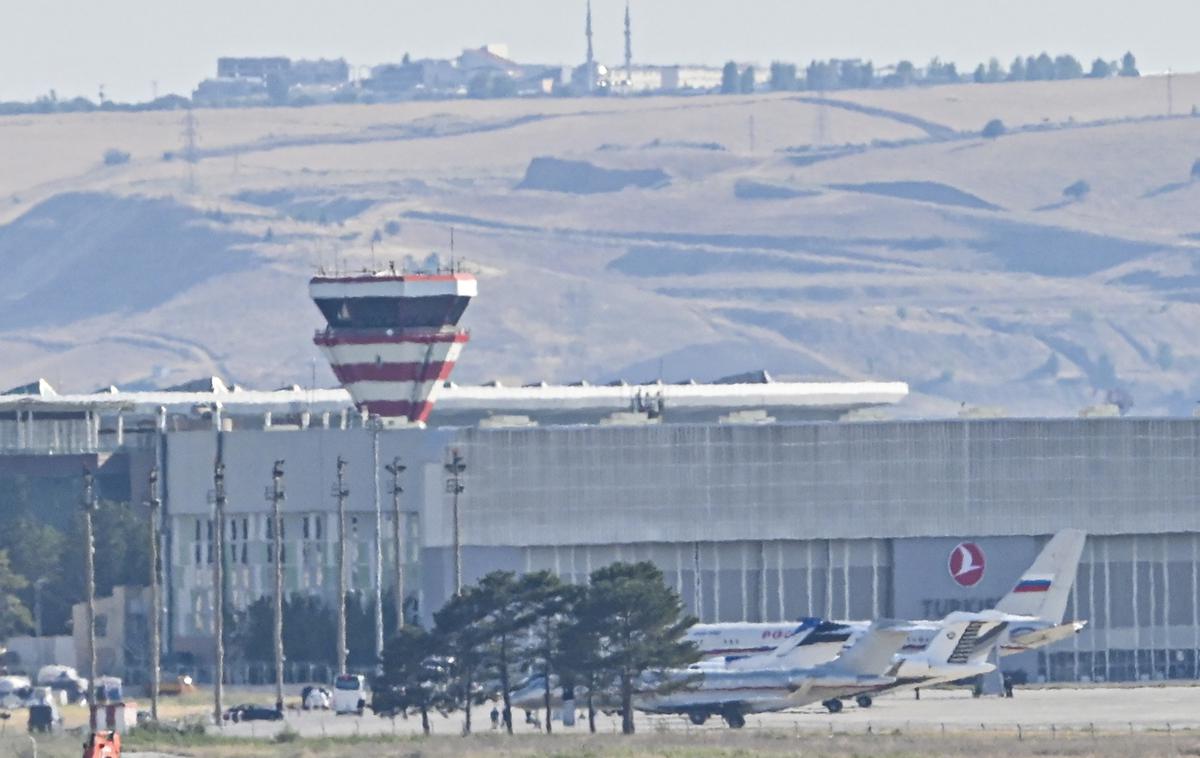 Ankara | Letališče v Ankari in letala, ki naj bi v Turčijo na izmenjavo pripeljala zapornike iz Rusije. | Foto Guliverimage