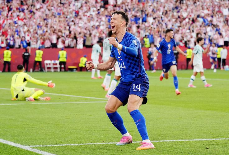 Ivan Perišić je v 53. minuti Hrvaško popeljal v vodstvo z 1:0 in postal hrvaški rekorder, kar zadeva zadetke na največjem tekmovanju na svetu. | Foto: Reuters