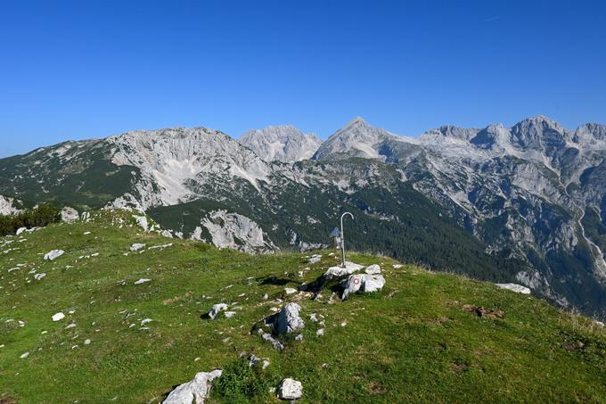 Po dobrih dveh urah vzpona: Kompotela. V ozadju Kalški greben, Kočna, Grintovec, Dolgi hrbet in Skuta. | Foto: Matej Podgoršek