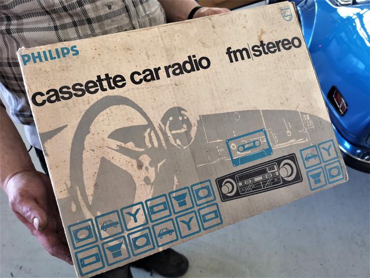 Tudi leta 2019 je mogoče dobiti uradno zapakiran radio za lamborghini iz leta 1972. | Foto: Gregor Pavšič