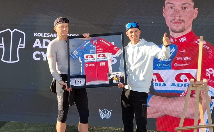 Za Rogličev dres iz leta 2015, v katerem je prvič zmagal na dirki Po Sloveniji, je dražitelj ponudil pet tisoč evrov.  | Foto: Simon Kavčič