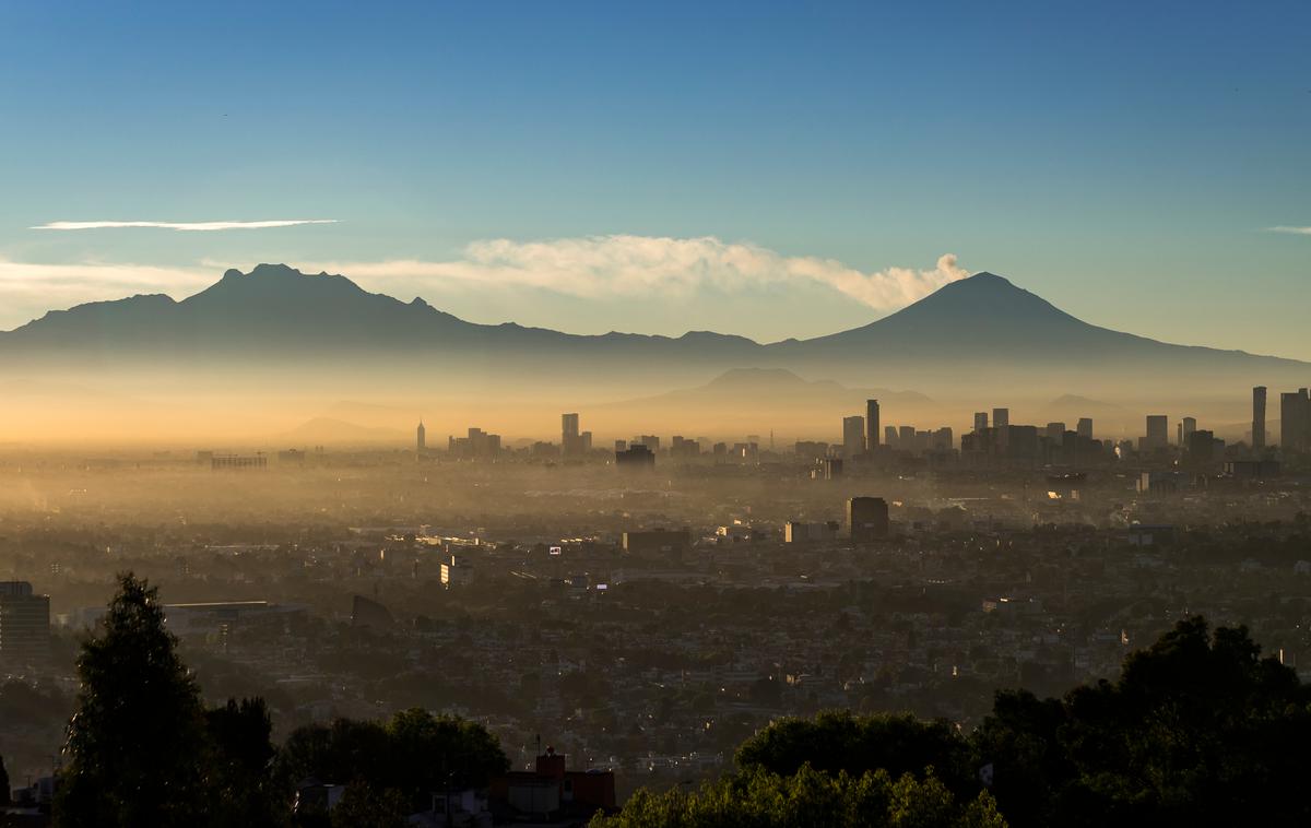 Ciudad de Mexico, mehika | Mehiška prestolnica, ki je na 2240 metrih nadmorske višine, načeloma uživa relativno milo klimo, le redka stanovanja imajo nameščene klimatske naprave. | Foto Shutterstock