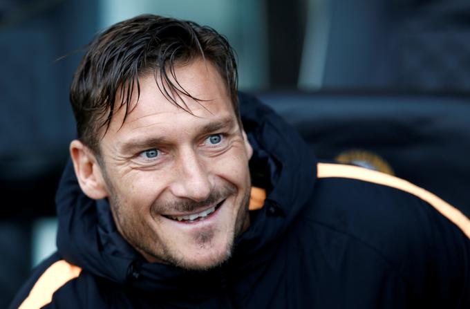 Nekdanji italijanski reprezentant Francesco Totti je igralec po okusu najboljšega nogometaša Prve lige Telekom Slovenije, ki je odraščal v Segovcih pri Apačah. Totti bo v nedeljo pri 40 letih odigral zadnjo tekmo za sinove volkulj. | Foto: Reuters