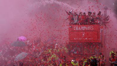 Šampionska parada v Neaplju, v Liverpoolu slavilo milijon ljudi #video