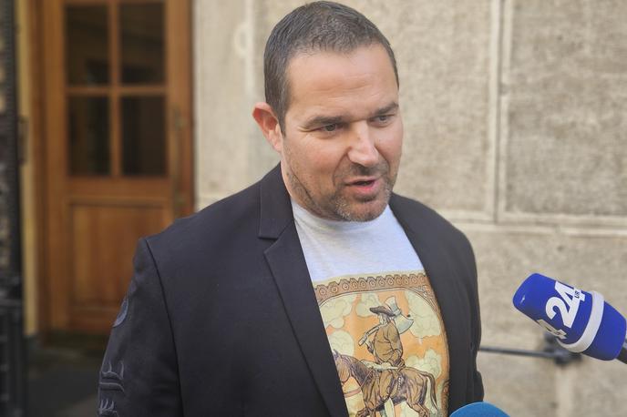Rok Snežič | Rok Snežič je po neuspelem naroku menil, da se novinar Avdo Avdić sojenju izmika, saj da očitki čez leto dni absolutno zastarajo. To je po njegovem prepričanju edini razlog, zakaj vabila ni sprejel, čeprav je bilo poslano po mednarodni pravni pomoči. | Foto STA