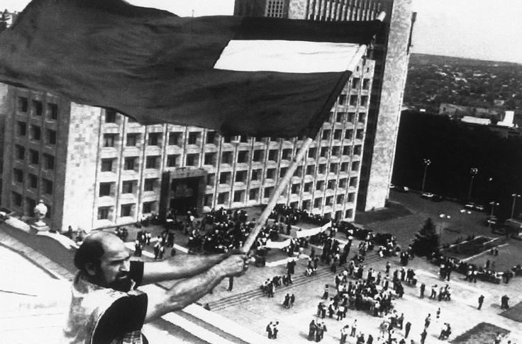 Tako je leta 1991 zavihrala nad Tbilisijem zastava samostojne Gruzije. | Foto: Guliverimage