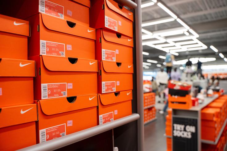 Nike je pod vodstvom nekdanjega izvršilnega direktorja Johna Donahoeja – podjetje je vodil med letoma 2020 in 2024 – močno stavil na neposredno prodajo kupcem (Nike Direct) brez posrednikov. To je bil po mnenju nekaterih analitikov strel v koleno, saj je Nike s tem izgubil del prisotnosti pri trgovcih, posledično pa tudi stik s kupci.  | Foto: Shutterstock
