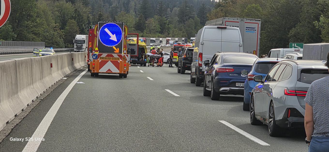 V nesreči na primorski avtocesti umrli 74-letnica in dva otroka, stara 4 in 11 let