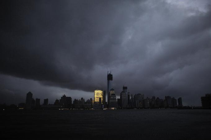 Manhattan v temi med orkanom Sandy leta 2012. Zaradi divjanja neurja je zmanjkalo elektrike.  | Foto: Reuters