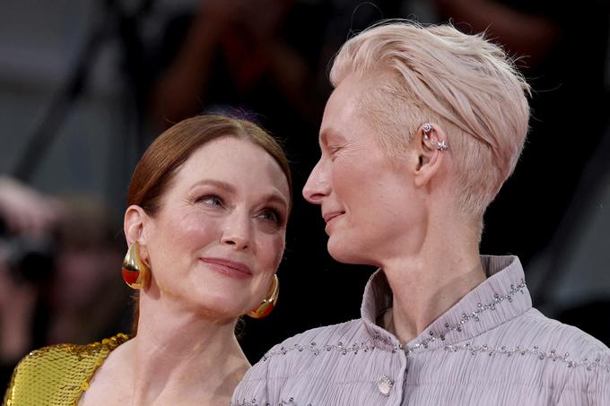 Almodovar je že pred filmom dejal, da celotno težo filma nosita Tilda Swinton (desno) in Julianne Moore (levo). | Foto: Reuters