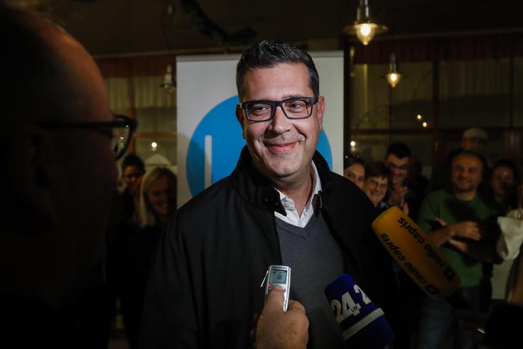 Čeprav je aktualni župan Boris Popovič v prvem krogu dobil relativno največ glasov (44,6 odstotka), se bo moral v nedeljo prvič po 16 letih pomeriti z nekdanjim radijcem Alešem Bržanom. Ta ga je izzival že pred štirimi leti. | Foto: STA ,