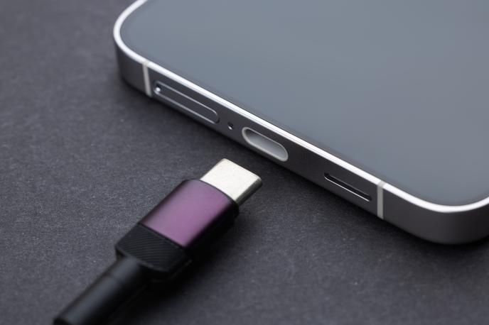 Pametni telefon, kabel | Kabli USB-C, priloženi novim pametnim telefonom, morda kmalu ne bodo več samoumevni.  | Foto Shutterstock