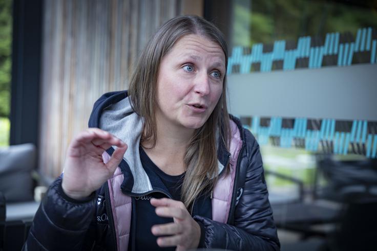 "Glede na to, da so me od nekdaj zanimali vsi vidiki kolesarstva, tudi ko sta brat in oče dirkala, sem želela biti zraven v spremljevalnem avtu, tudi pozneje pri ekipi BTC City Ljubljana, mi je bilo očitno usojeno, da se po koncu tekmovalne kariere usmerim v to smer." | Foto: Ana Kovač