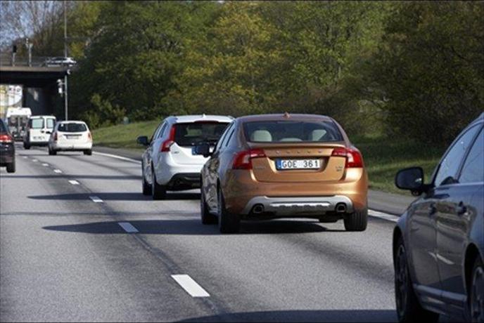 Volvo zna v mestni gneči voziti že samodejno