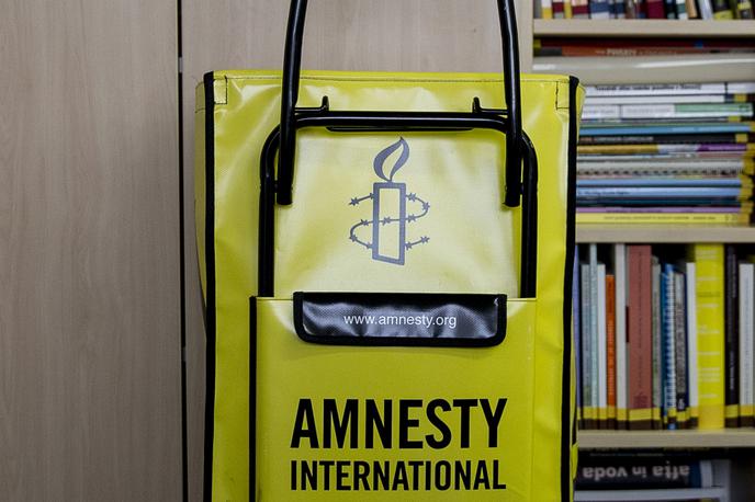 Amnesty International Nataša Posel človekove pravice | Amnesty International zahteva "radikalno spremembo jedrnega poslovnega modela tehnoloških velikanov" in svari pred "napadalnim nadzorom", ki nenehno spremlja več milijard uporabnikov. | Foto Ana Kovač